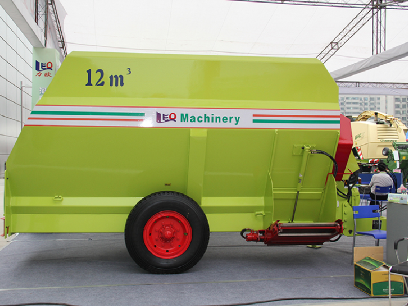 TMR Horizontal-type feed mixing truck