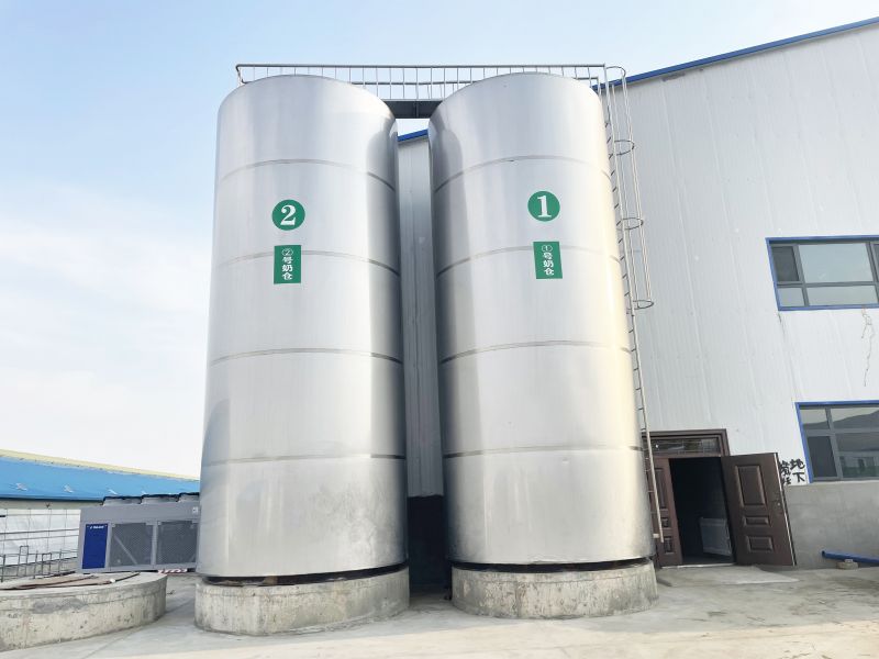 Milk storage tank